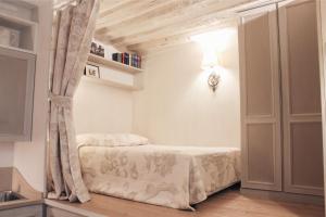 um quarto com uma cama com uma cortina em Louvre Charmant Studio em Paris