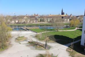 vistas a un parque con un cuerpo de agua en Holiday Inn Express Strasbourg Centre, an IHG Hotel, en Estrasburgo