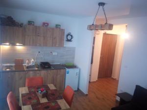 Una cocina o cocineta en Iznad oblaka A1