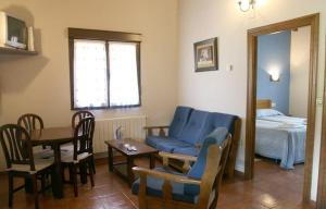 sala de estar con sofá azul y mesa en Apartamentos Rurales La Granda, en Cangas de Onís