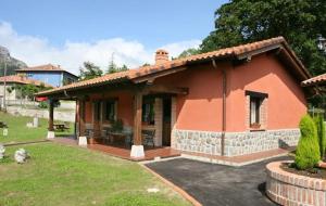 a small house in a yard with a yard at Apartamentos Rurales La Granda in Cangas de Onís