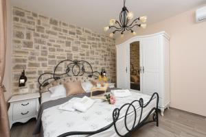 Postel nebo postele na pokoji v ubytování Villa Imperia ZadarVillas