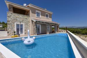 Bazén v ubytování Villa Imperia ZadarVillas nebo v jeho okolí