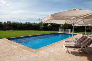 The swimming pool at or close to Finca Estrella