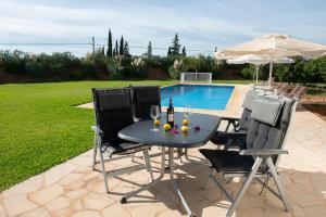 The swimming pool at or close to Finca Estrella