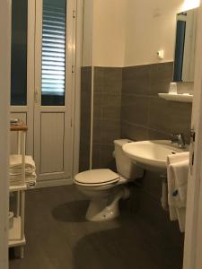 uma casa de banho com um WC e um lavatório em AZUR HOTEL em Beausoleil