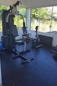 un gimnasio con equipo cardiovascular en una habitación con ventana en Hotel Vison en Jarinu