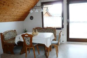 comedor con mesa blanca y sillas en Ferienwohnung Sanna en Niedereschach
