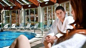 المسبح في Lobios Caldaria Hotel Balneario أو بالجوار