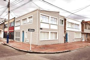 een bakstenen gebouw op de hoek van een straat bij HOMY APARTAMENTOS #6 - Corferias, embassy, airport, G12, UN, Agora in Bogota