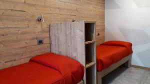 Postel nebo postele na pokoji v ubytování Hotel Bed & Rooms , Corte Rossa -1 Min Walk To Bernina Express