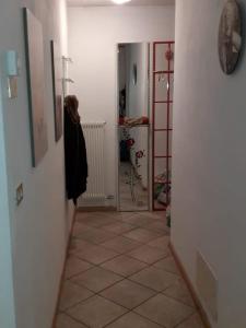 Cette chambre dispose d'un couloir et de carrelage. dans l'établissement Le betulle - 022147-AT-050930, à Predazzo