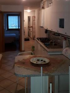 - une cuisine avec un comptoir et une plaque de cuisson dans l'établissement Le betulle - 022147-AT-050930, à Predazzo