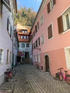 uma rua de calçada com bicicletas estacionadas em frente aos edifícios em Charming 45m2 Apartment in Heart of Graz em Graz