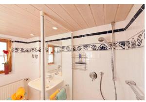 Bilik mandi di Landhaus Tröster