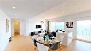 - une salle à manger et un salon avec vue sur l'océan dans l'établissement Olimpo - Fuengirola Beachfront Newly Renovated Apartment, à Fuengirola