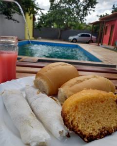 日若卡－迪熱里科阿科阿拉的住宿－Pousada Caminho do Paraíso，游泳池旁餐桌上的一盘食物