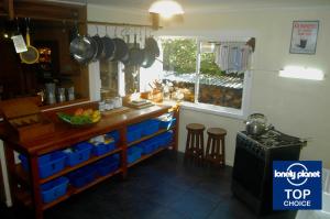 Casa Azul Hostel في بورتو فاراس: مطبخ مع منضدة مع صناديق زرقاء