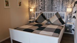 a bedroom with a bed with black and white pillows at Ferienwohnung Seestern in Neunkirchen