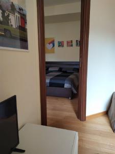 ein Schlafzimmer mit einem Spiegel und einem Bett in einem Zimmer in der Unterkunft FORT. Montagna A305 in Rivisondoli