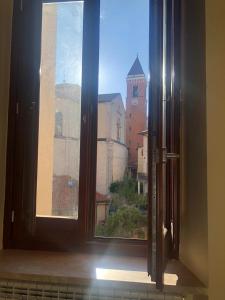 een open raam met uitzicht op een gebouw bij FORT. Montagna A305 in Rivisondoli