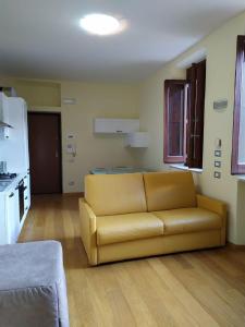 a living room with a couch and a kitchen at FORT. Montagna A305 in Rivisondoli