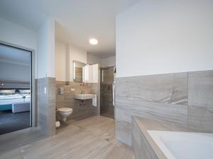 Ein Badezimmer in der Unterkunft RS-HOTEL - smart & modern Hotel Apartments