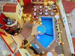 una vista aérea de una piscina en una casa en Ariadni Palace, en Hersonissos