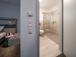 Ein Badezimmer in der Unterkunft RS-HOTEL - smart & modern Hotel Apartments