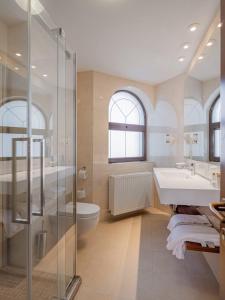 Ett badrum på Hotel Miruna - New Belvedere