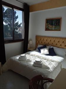 een slaapkamer met een bed met handdoeken erop bij B&B la Maison in Sammichele di Bari