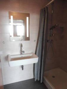 ein Badezimmer mit Waschbecken und Dusche in der Unterkunft Ferienwohnung Wessels in Kassel