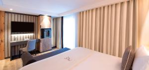 TV a/nebo společenská místnost v ubytování Le Massif Hotel & Lodge Courmayeur The Leading Hotels of the World
