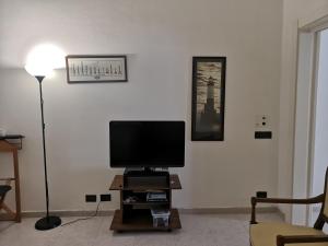 a living room with a television on a table at Appartamento Via De Vita 9 in Gallipoli