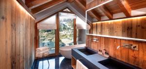 Kuchyň nebo kuchyňský kout v ubytování Le Massif Hotel & Lodge Courmayeur The Leading Hotels of the World