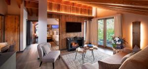 TV a/nebo společenská místnost v ubytování Le Massif Hotel & Lodge Courmayeur The Leading Hotels of the World