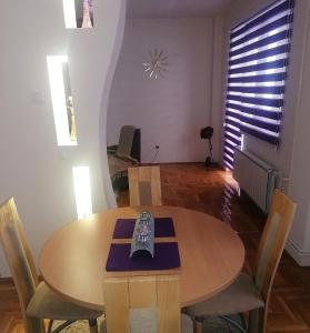 Apartman Aleksandar tesisinde bir oturma alanı