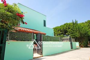 トッレ・デル・オルソにあるGD Case Vacanza -Moderno con ampia veranda-の門と柵の青い建物