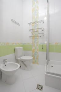 アドレルにあるBlack Sea Apartmentの白いバスルーム(トイレ、シンク付)