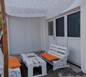 a room with two chairs and a table and a bench at La casa de Mabel in Las Grutas