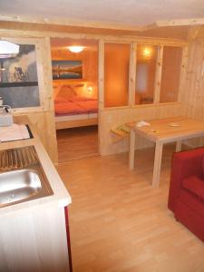 cocina con fregadero y habitación con cama en gästehaus stadle, en Sankt Anton am Arlberg