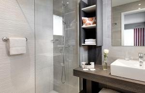 ห้องน้ำของ The Originals Boutique, Hôtel Les Strélitzias
