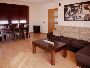 ein Wohnzimmer mit Couch und Tisch in der Unterkunft Casa Rural Mirando a Gredos in Cadalso de los Vidrios