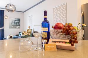 - une bouteille de vin et un verre sur une table dans l'établissement The Haneviim Court - Isrentals, à Jérusalem