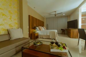 uma sala de estar com uma cama e um sofá em Hotel Santorini Loft em Montería