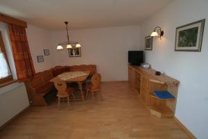 Una televisión o centro de entretenimiento en Appartement Top Tirol