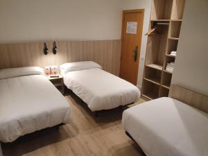 Hostal BESTPRICE Barcelona Stadium客房内的一张或多张床位