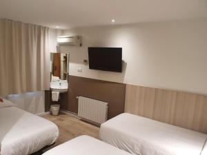 Hostal BESTPRICE Barcelona Stadium客房内的一张或多张床位