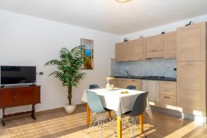 A kitchen or kitchenette at Appartamento Vicino al Mare