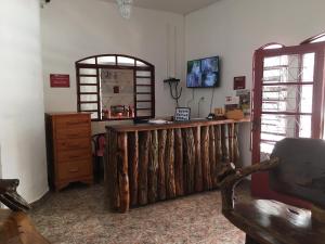 una camera con bancone in legno, sedia e finestra di Pousada Pollyana a Pirenópolis